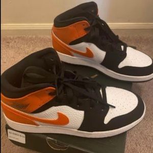 Air jordan 1 *only worn twice * they still look new (Size 6.5) $160